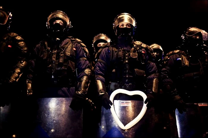 Moment inedit în Piaţa Universităţii din Bucureşti, în timpul protestelor de joi seară, 19 ianuarie 2012 FOTO Ioana Moldovan (Facebook)