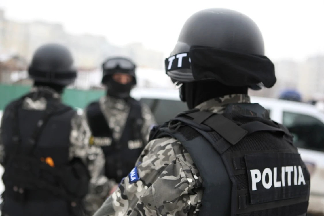 Poliţiştii au organizat două percheziţii la casele suspecţilor. Foto Adevărul