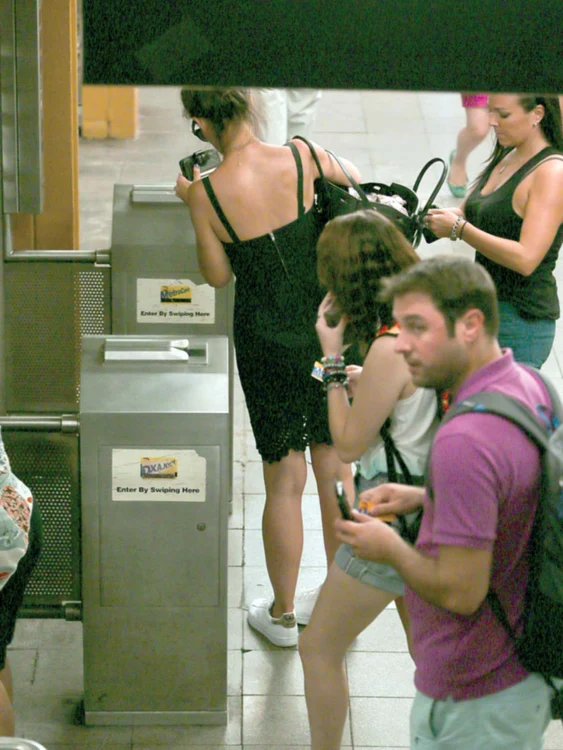 Actriţa îşi pune ochelari să fie confundată cu  navetiştii din New York