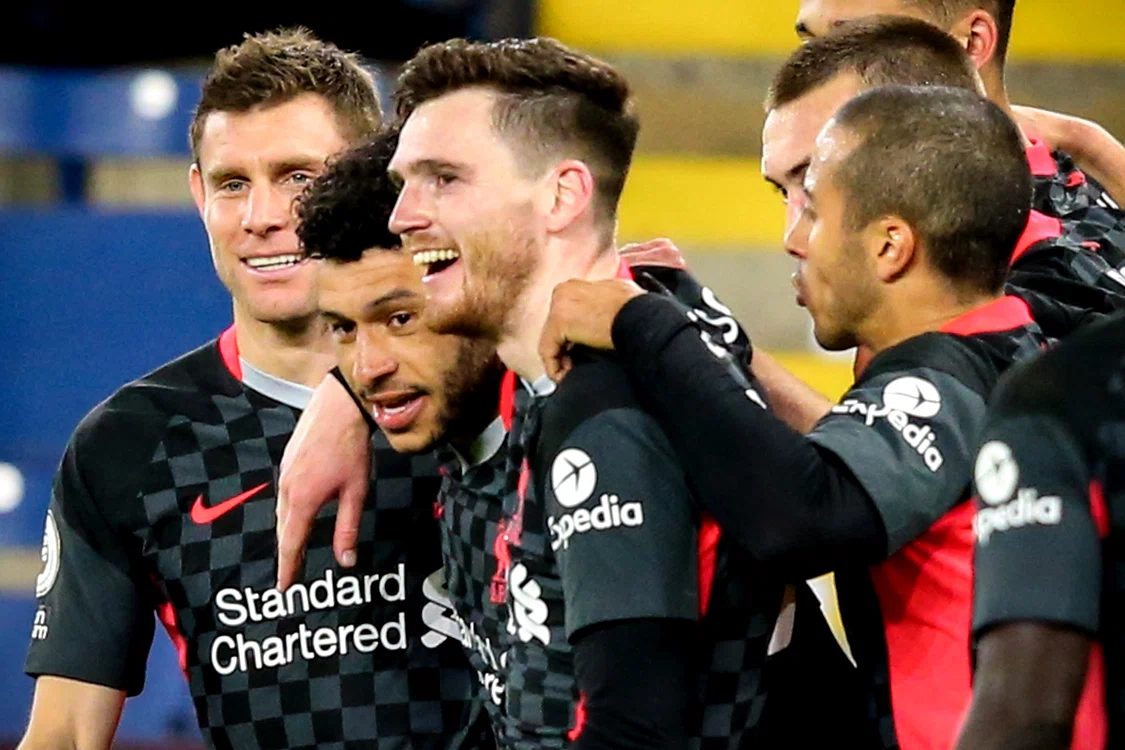 
    Jucătorii lui Liverpool sărbătoresc victoria care i-a adus la un pas de participarea în Liga CampionilorFoto: EPA-EFE  