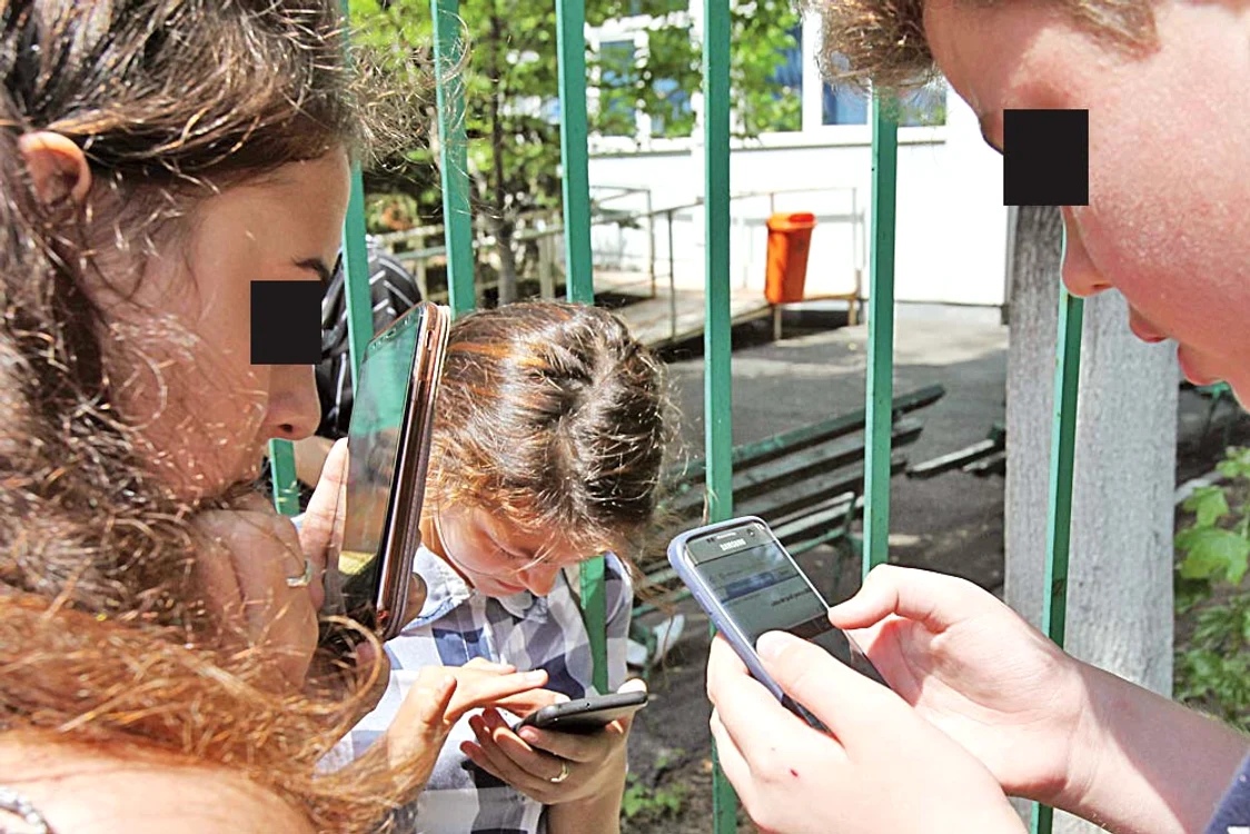 Elevii au aflat mediile de la examen butonând telefonul