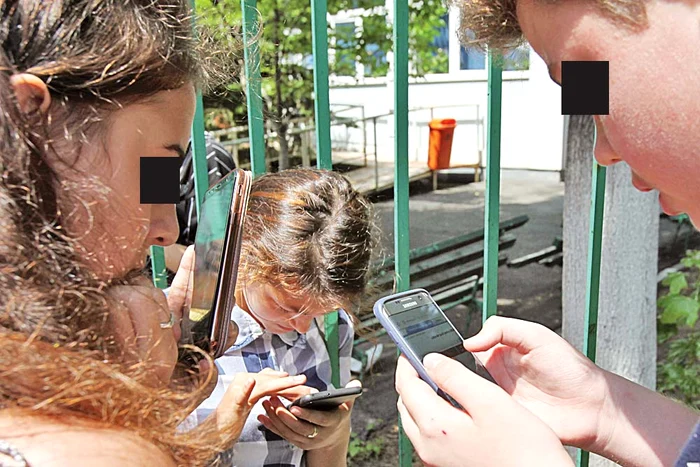 Elevii au aflat mediile de la examen butonând telefonul