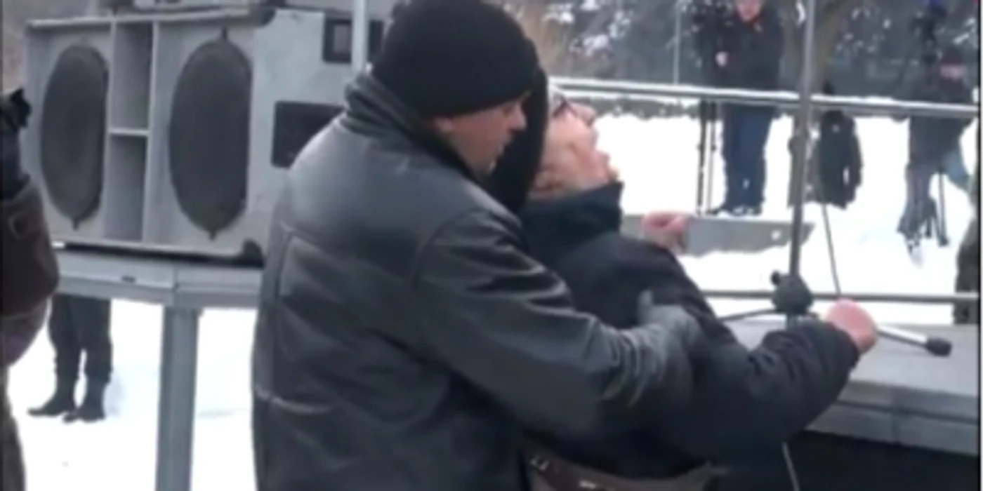 Femeia s-a apropiat de scenă strigând „Iuda“ și l-a scuipat la Roșca