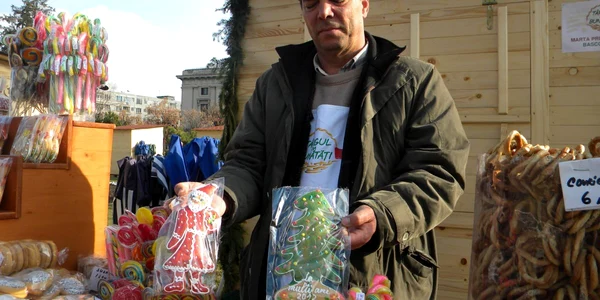Turtele dulci în formă de Moş Crăciun sunt preperatele copiilor