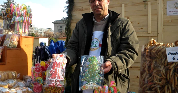 Turtele dulci în formă de Moş Crăciun sunt preperatele copiilor