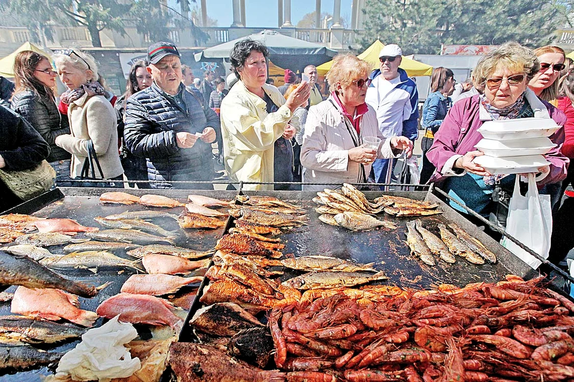 
    Ieri dimineaţă a fost coadă la  hala de peşte din Piaţa Obor   