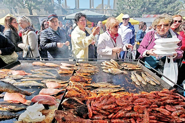 
    Ieri dimineaţă a fost coadă la  hala de peşte din Piaţa Obor   