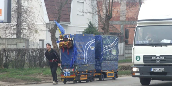 Rudy Varga parcurge kilometru după kilometru înhămat la „TIR-ul“ său