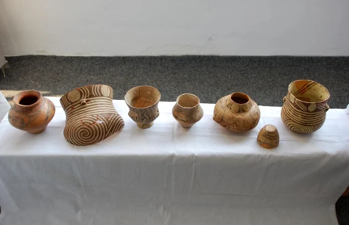 Vase din cultura Cucuteni