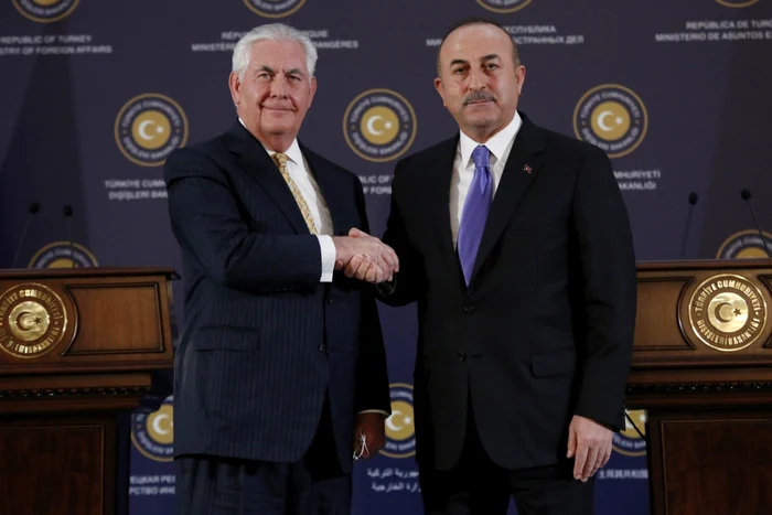 Rex Tillerson şi Mevlut Cavusoglu îşi strâng mâna după o întrevedere la AnkaraFOTO EPA