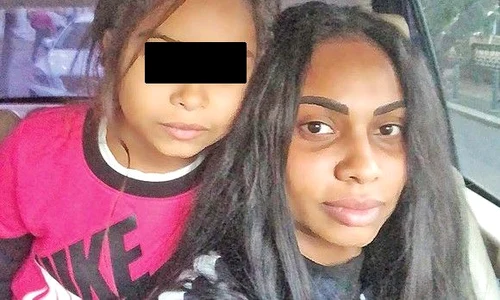 Laurette şi a dus fiica la dentist, pentru a i repara dintele spart  Micuţa a fost îmbrâncită de un coleg jpeg