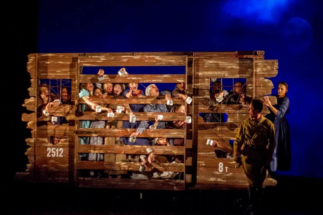 Scenă din spectacolul "Dosarele Siberiei", regizat de Petru Hadârcă  FOTO:  Teatrul Naţional "Mihai Eminescu"