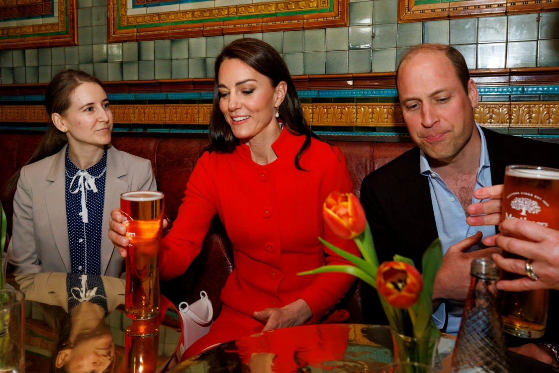 Kate și William au vizitat un pub din Londra (Foto: GettyImages)