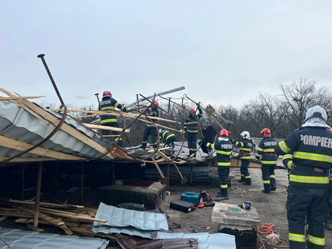 Intervenție la Sibiu din cauza vremii extreme - vântul a smuls acoperișuri de pe blocuri Sursă ISU Sibiu 