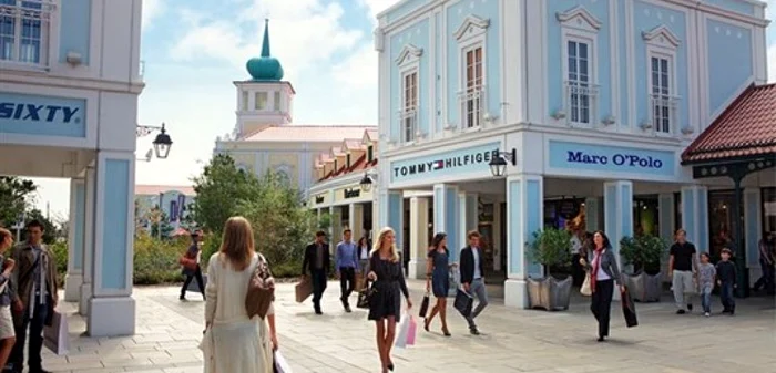 Candidatul Emil Boc promite realizarea unui centrul comercial de genul outletului Parndorf de lângă Viena. FOTO: Parndorf outlet