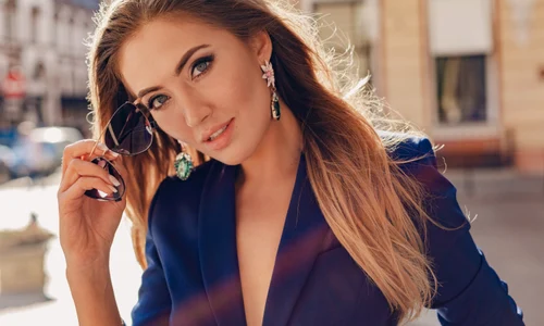 femeie care zambeste jpg