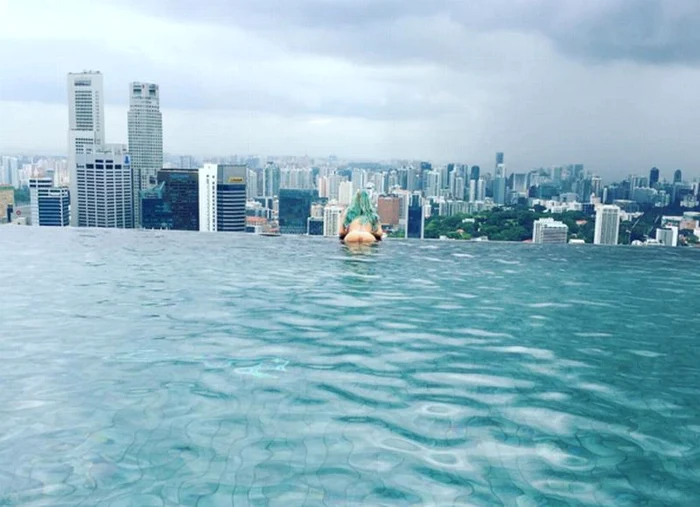 Artista face ravagii la piscină şi nu se sfiieşte să pozeze îndrăzneţ