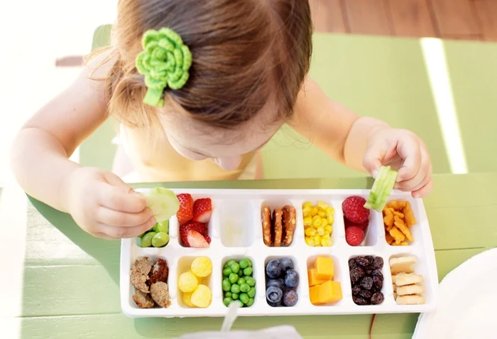O modalitate de a forma alimentaţia micuţilor este moderarea cantităţii de mâncare pusă în farfurie şi selectarea tipurile de alimente care le sunt oferite. FOTO docteurbonnebouffe.com