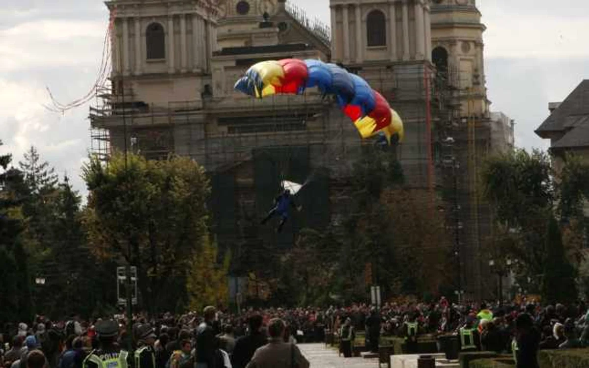 Sute de ieseni au venit sa vada demonstratie de parasutism
