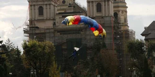 Sute de ieseni au venit sa vada demonstratie de parasutism