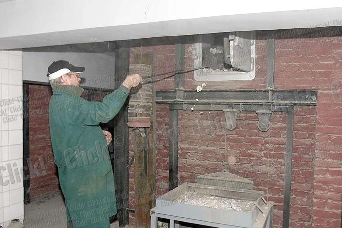 Sicriul a fost purtat de militari