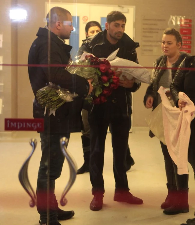 Misha a părăsit clinica cu părul împletit şi înfofolită bine