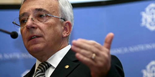 Isărescu: BNR nu încurajează o depreciere a cursului de schimb