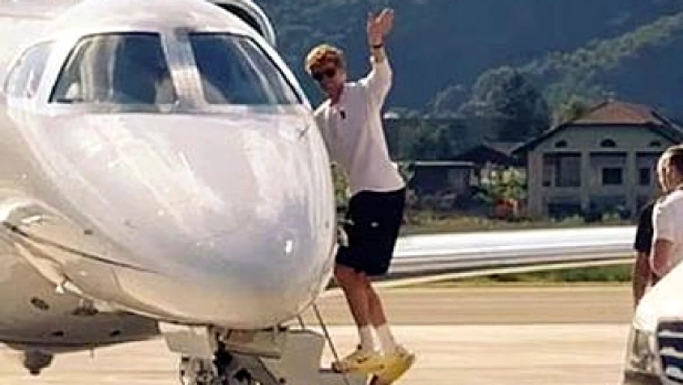 Sinner s-a urcat într-un avion privat