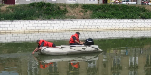 Cei de la ISU caută trupul copilului în Bega