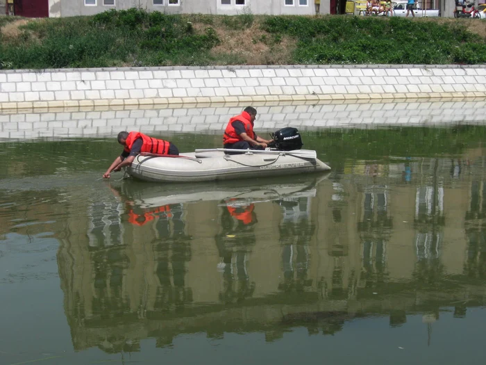 Cei de la ISU caută trupul copilului în Bega