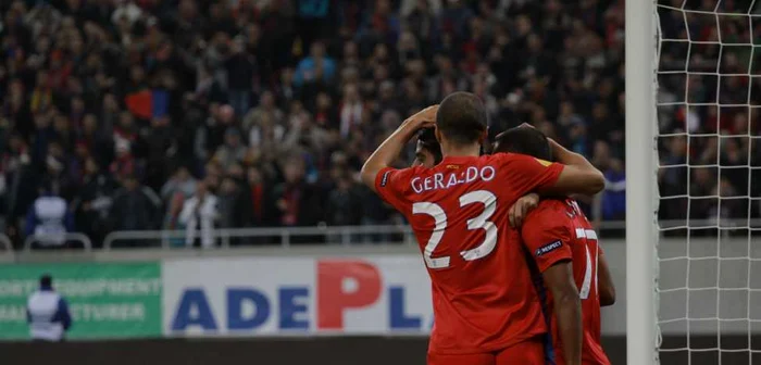 Steaua - Maccabi 4-2 - Geraldo îl felicită pe Tatu pentru gol * Foto: Marian Burlacu