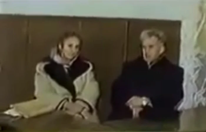 Elena Ceaușescu,  în paltonul Yves Saint Laurent cu care a fost arestată,  judecată și apoi executată în decembrie 1989. Foto: captură