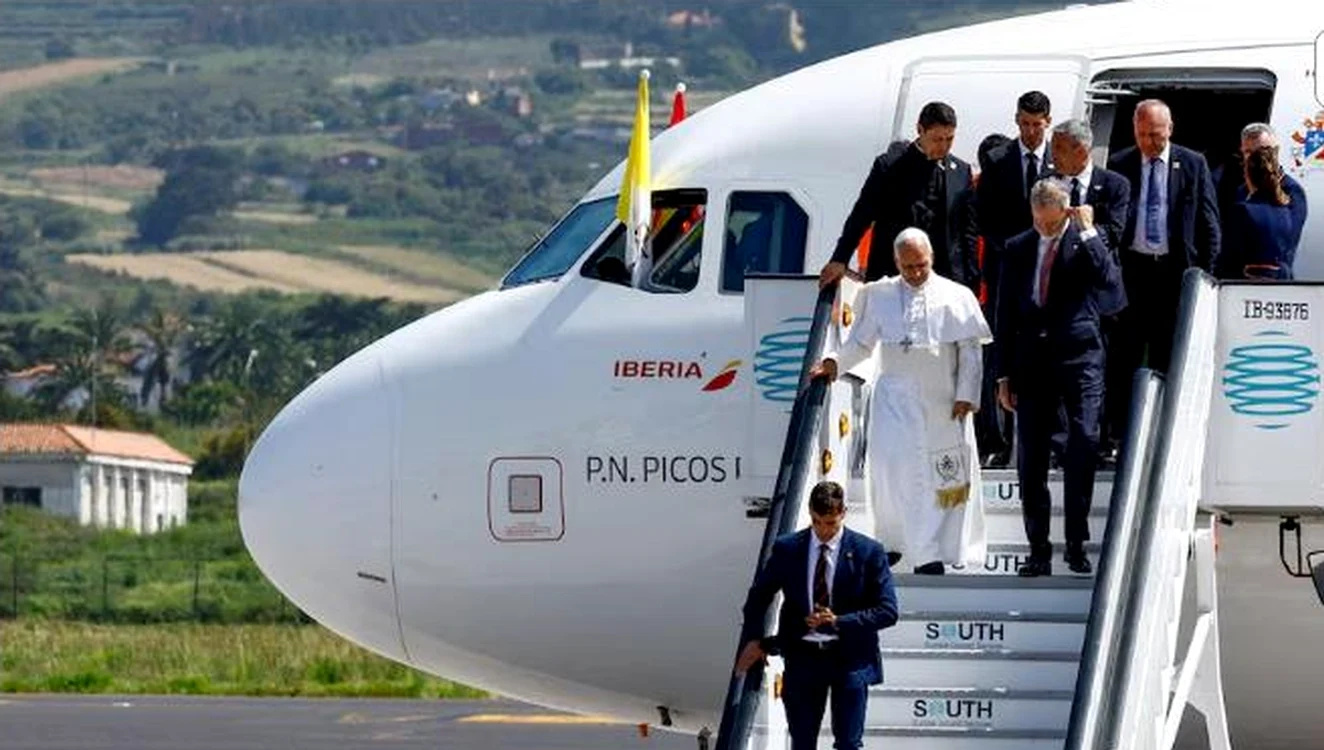 Papa Leon a coborât din avionul care nu a mai putut decpla. FOTO: captură video