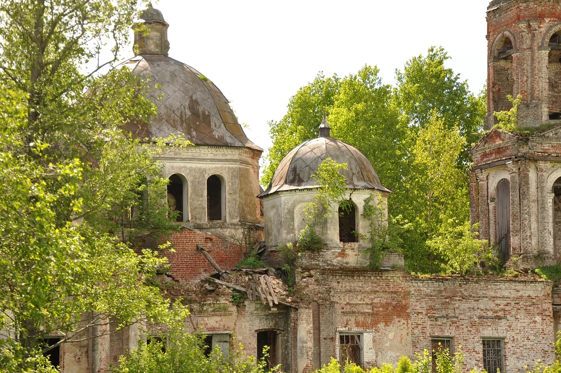 Ruinele unei biserici părasite