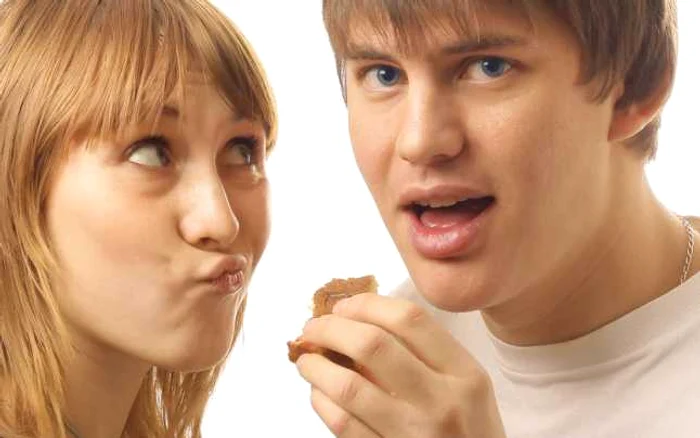 Nu ar trebui să abuzăm de generozitatea colegilor de muncă şi să luam mai mult de 2 sau 3 biscuiţi atunci când suntem invitaţi să ne servim din punga lor FOTO Shutterstock