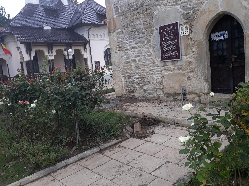 Un trăsnet violent a dislocat bordurile de la baza turnului lui Stefan cel Mare. FOTO Dan Sofronia