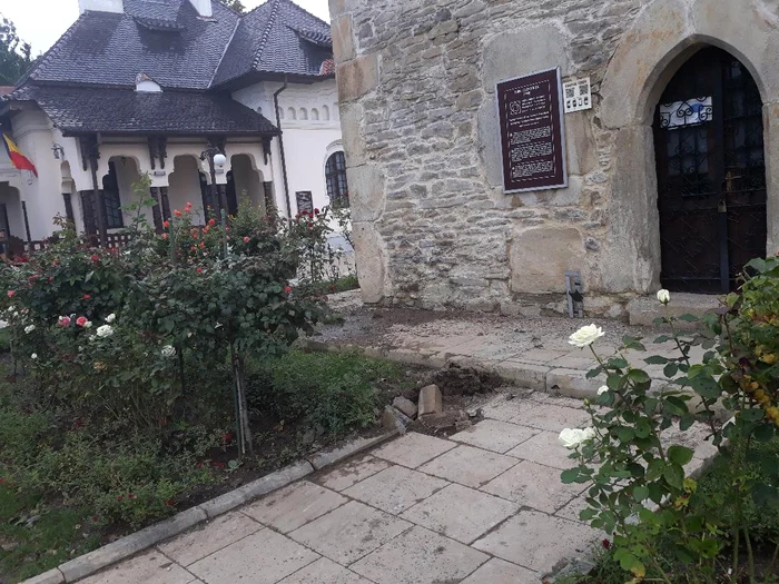 Un trăsnet violent a dislocat bordurile de la baza turnului lui Stefan cel Mare. FOTO Dan Sofronia