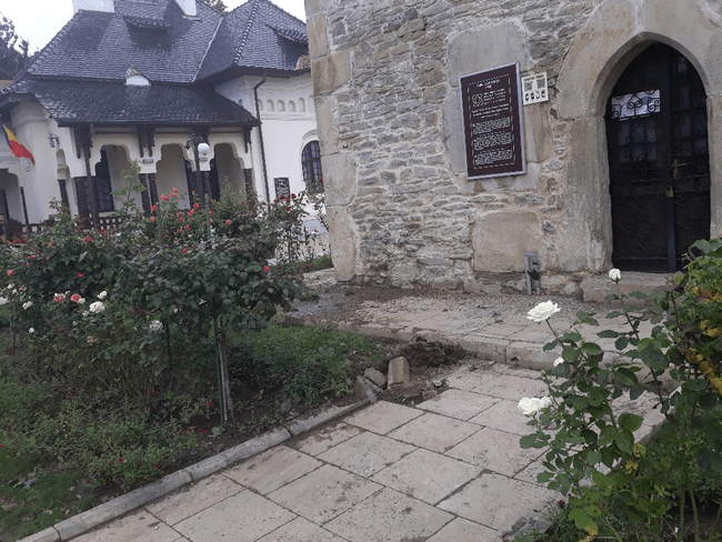 Un trăsnet violent a lovit Turnul lui Ştefan de la Curtea Domnească din Piatra Neamț