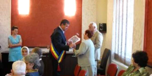 Râmnicu Vâlcea: 14 cupluri şi-au sărbătorit nunta de aur la primărie