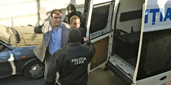 Cătălin Chelu şi  Antonel Bunu au fost aduşi încătuşaţi ieri la Curtea de Apel Bucureşti 