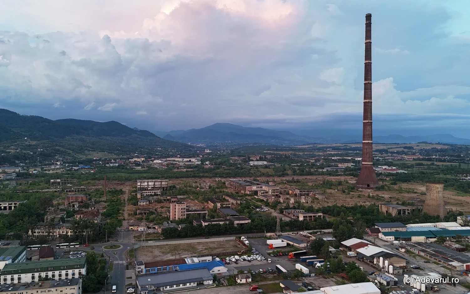 Cum arată fostul combinat Phoenix, mândria pierdută a Băii Mari. Coșul înalt de 350 de metri veghează peste zona interzisă