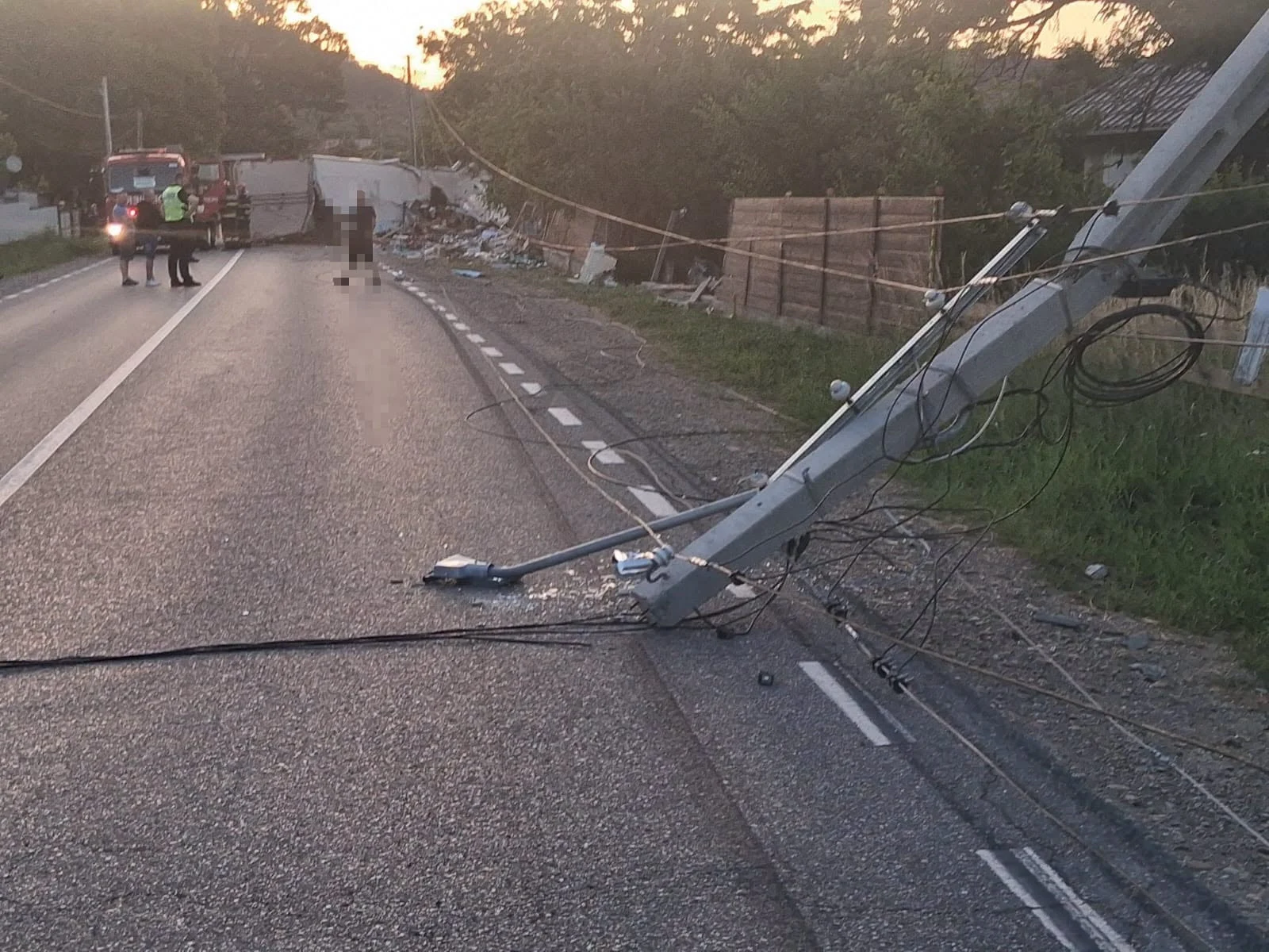 Un TIR a făcut prăpăd în Neamţ: a lovit doi stâlpi de electricitate, o conductă de gaze şi s-a oprit în gardurile a două gospodării