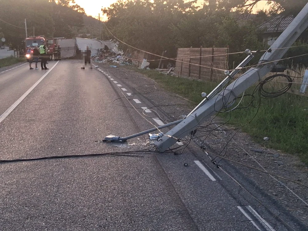 TIR-ul a dărâmat doi stâlpi de electricitate şi a lovit o conductă de gaze. FOTO: Ziar Piatra Neamţ