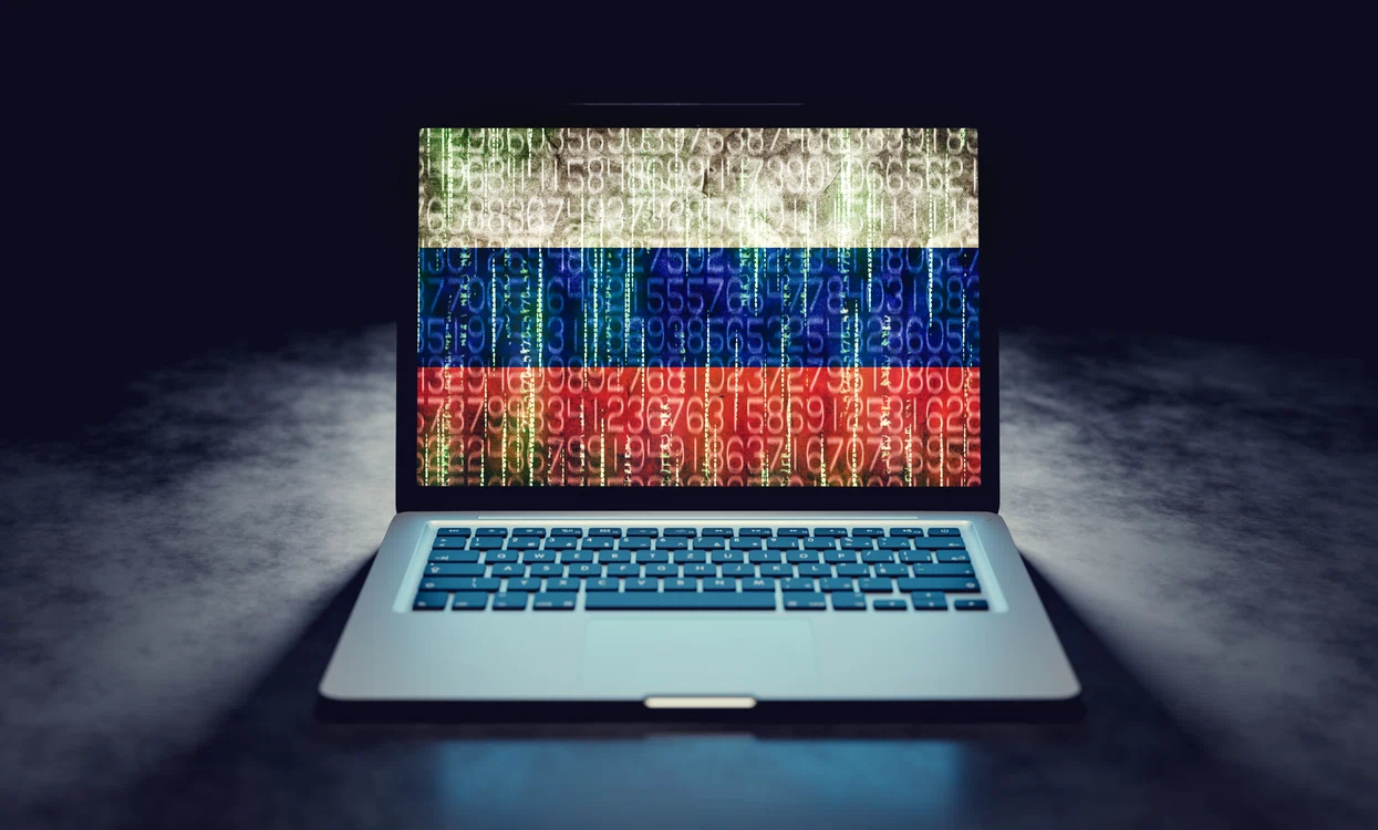Laptop cu drapelul Rusiei.