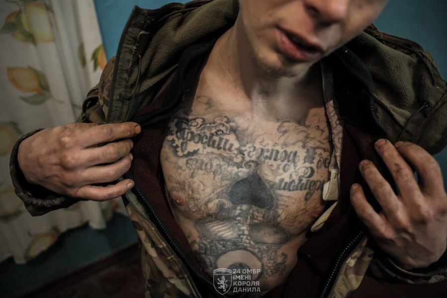 Cum arată „elita armatei” lui Putin. Militarii ucraineni au luat prizonieri parașutiști ruși 