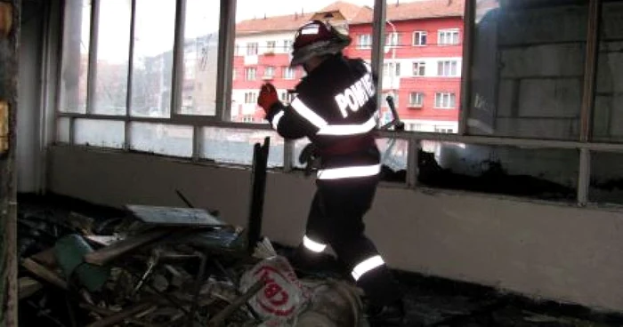 Pompierii au intervenit prompt pentru ca incendiul să nu se extindă