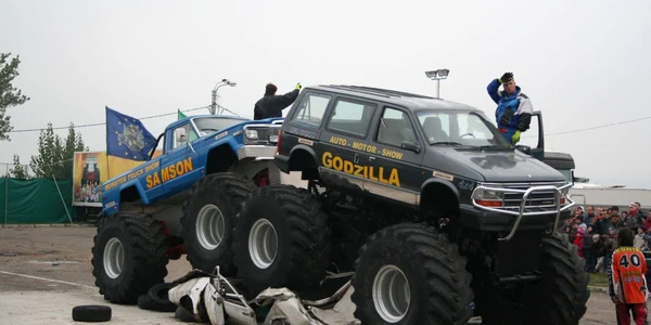 Samson şi Godzilla au strtivit sub roţi două Dacii 1310