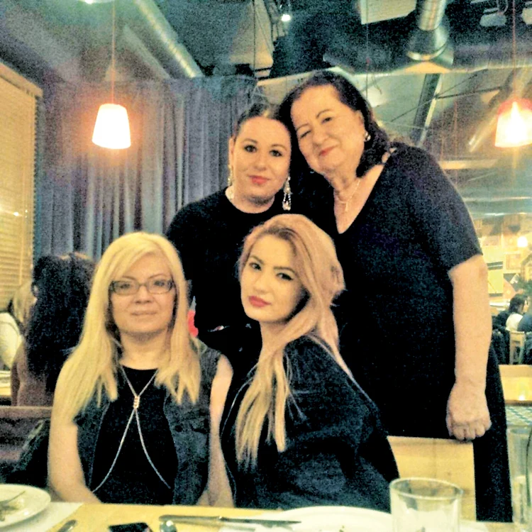 Fetele Mioarei Roman,  Oana și Catinca, precum  și nepoata, Calina, i-au  fost mereu alături