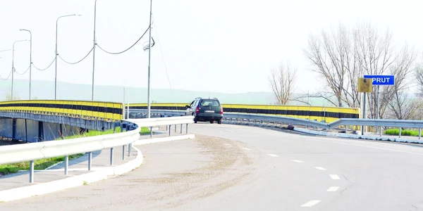 Circa 90% din masinile care traverseaza podul Grigore Vieru au numere romanesti