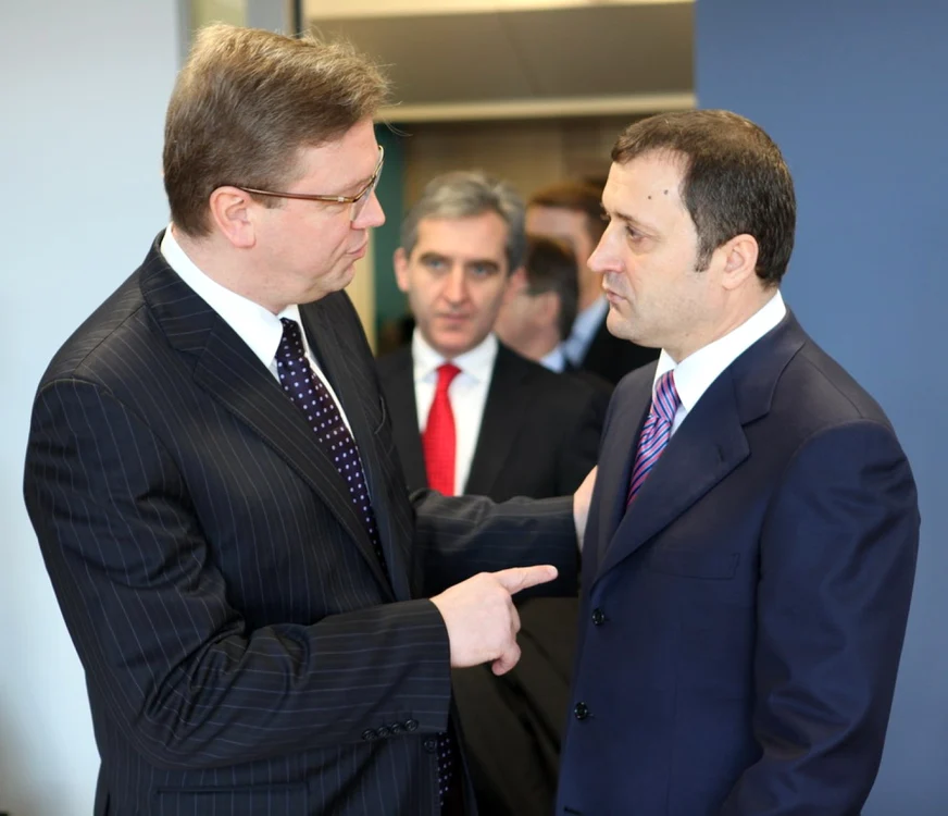 Comisarul Štefan Füle şifostul premier Vlad Filat. FOTO gov.md